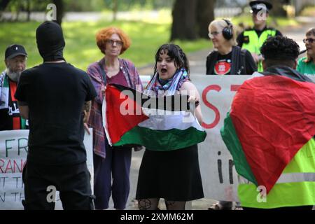 Wakefield, Inghilterra, Regno Unito. 28 luglio 2024. I manifestanti si riuniscono fuori dall'HMP Newhall per fare un po' di rumore a sostegno dell'attivista, Francesca. La protesta la sostiene mentre viene trattenuta in custodia cautelare. L'attivista palestinese Francesca è trattenuta in custodia cautelare all'interno. Si dice che abbia causato danni criminali a due banche a Leeds per il gruppo palestinese Palestine Action. Di conseguenza è stata rimandata per tre mesi alla prigione di Newhall, Wakefield. I sostenitori chiedono che venga rilasciata immediatamente su cauzione (Credit Image: © Martin Pope/ZUMA Press Wire) SOLO PER USO EDITORIALE! Non per Foto Stock