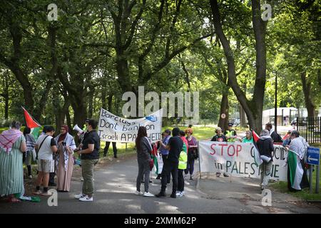 Wakefield, Inghilterra, Regno Unito. 28 luglio 2024. I manifestanti si riuniscono fuori dall'HMP Newhall per fare un po' di rumore a sostegno dell'attivista, Francesca. La protesta la sostiene mentre viene trattenuta in custodia cautelare. L'attivista palestinese Francesca è trattenuta in custodia cautelare all'interno. Si dice che abbia causato danni criminali a due banche a Leeds per il gruppo palestinese Palestine Action. Di conseguenza è stata rimandata per tre mesi alla prigione di Newhall, Wakefield. I sostenitori chiedono che venga rilasciata immediatamente su cauzione (Credit Image: © Martin Pope/ZUMA Press Wire) SOLO PER USO EDITORIALE! Non per Foto Stock