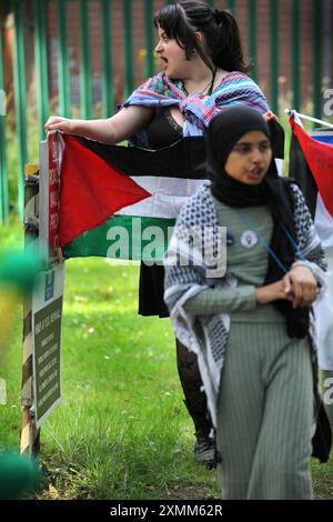 Wakefield, Inghilterra, Regno Unito. 28 luglio 2024. Un manifestante detiene una bandiera palestinese fuori dall'HMP Newhall e canta durante la protesta a sostegno di un collega attivista in custodia cautelare. L'attivista palestinese Francesca è trattenuta in custodia cautelare all'interno. Si dice che abbia causato danni criminali a due banche a Leeds per il gruppo palestinese Palestine Action. Di conseguenza è stata rimandata per tre mesi alla prigione di Newhall, Wakefield. I sostenitori chiedono che venga rilasciata immediatamente su cauzione (Credit Image: © Martin Pope/ZUMA Press Wire) SOLO PER USO EDITORIALE! Non per USO commerciale! Foto Stock