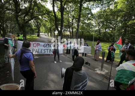 Wakefield, Inghilterra, Regno Unito. 28 luglio 2024. I manifestanti si riuniscono fuori dall'HMP Newhall per fare un po' di rumore a sostegno dell'attivista, Francesca, durante la protesta a sostegno di un collega attivista in custodia cautelare. L'attivista palestinese Francesca è trattenuta in custodia cautelare all'interno. Si dice che abbia causato danni criminali a due banche a Leeds per il gruppo palestinese Palestine Action. Di conseguenza è stata rimandata per tre mesi alla prigione di Newhall, Wakefield. I sostenitori chiedono che venga rilasciata immediatamente su cauzione (Credit Image: © Martin Pope/ZUMA Press Wire) SOLO PER USO EDITORIALE! Non per Commer Foto Stock