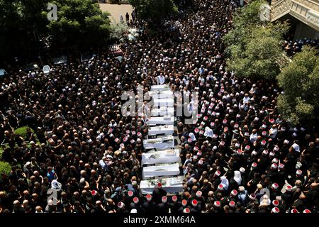 Pechino, Cina. 28 luglio 2024. Questa foto scattata il 28 luglio 2024 mostra il funerale delle persone uccise in un attacco missilistico nella città drusa di Majdal Shams, nelle alture del Golan occupate da Israele. I funzionari israeliani hanno chiesto ritorsioni contro Hezbollah a seguito di un attacco missilistico su un campo di calcio a Majdal Shams, nelle alture del Golan occupate da Israele, che ha ucciso almeno 12 bambini e giovani sabato. Il gruppo militante sciita libanese ha negato il suo coinvolgimento. Crediti: Jamal Awad/Xinhua/Alamy Live News Foto Stock