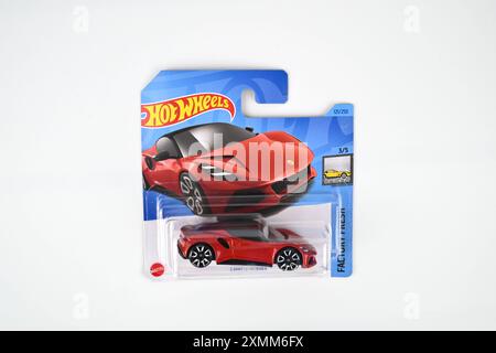 Modello di auto giocattolo Hot Wheels Lotus Emira in confezione – Galles, Regno Unito – 23 luglio 2024 Foto Stock