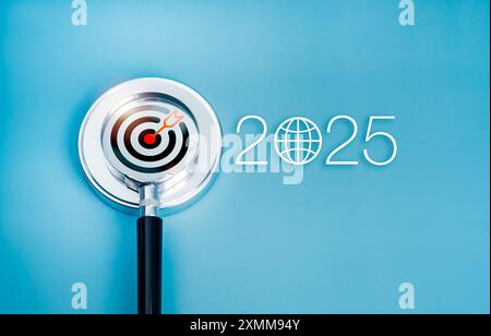 Buon anno 2025 con il banner sul concept delle tendenze tecnologiche e del marketing aziendale. 2025 anni numeri di calendario con simbolo del globo internet vicino al target i. Foto Stock