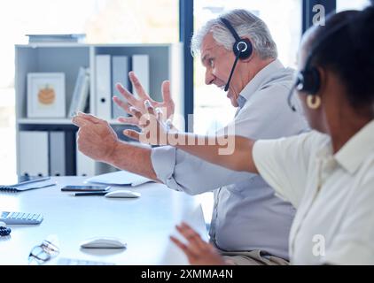 Arrabbiato, urla e il personale del call center in ufficio con frustrazione per i reclami online dei clienti. Turbato, urla e uomo con cui l'agente di telemarketing Foto Stock