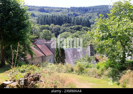 Villaggio e habitat costruiti in granito su sottosuolo granitico nelle campagne del dipartimento di Creuse nella regione Limousin della Francia centrale. Creuse, L Foto Stock