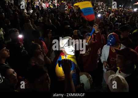Santiago, metropolitana, Cile. 28 luglio 2024. Cittadini venezuelani contrari a Nicolas Maduro e favorevoli a Corina Machado e Edmundo Gonzalez, attendono i risultati delle elezioni presidenziali nei pressi dell'ambasciata venezuelana a Santiago, Cile. (Immagine di credito: © Matias Basualdo/ZUMA Press Wire) SOLO PER USO EDITORIALE! Non per USO commerciale! Foto Stock
