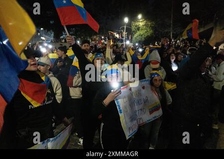 Santiago, metropolitana, Cile. 28 luglio 2024. Cittadini venezuelani contrari a Nicolas Maduro e favorevoli a Corina Machado e Edmundo Gonzalez, attendono i risultati delle elezioni presidenziali nei pressi dell'ambasciata venezuelana a Santiago, Cile. (Immagine di credito: © Matias Basualdo/ZUMA Press Wire) SOLO PER USO EDITORIALE! Non per USO commerciale! Foto Stock