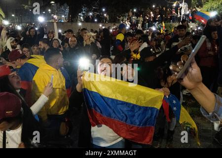 Santiago, metropolitana, Cile. 28 luglio 2024. Cittadini venezuelani contrari a Nicolas Maduro e favorevoli a Corina Machado e Edmundo Gonzalez, attendono i risultati delle elezioni presidenziali nei pressi dell'ambasciata venezuelana a Santiago, Cile. (Immagine di credito: © Matias Basualdo/ZUMA Press Wire) SOLO PER USO EDITORIALE! Non per USO commerciale! Foto Stock