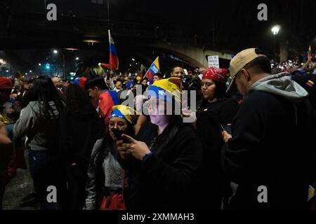 Santiago, metropolitana, Cile. 28 luglio 2024. Cittadini venezuelani contrari a Nicolas Maduro e favorevoli a Corina Machado e Edmundo Gonzalez, attendono i risultati delle elezioni presidenziali nei pressi dell'ambasciata venezuelana a Santiago, Cile. (Immagine di credito: © Matias Basualdo/ZUMA Press Wire) SOLO PER USO EDITORIALE! Non per USO commerciale! Foto Stock