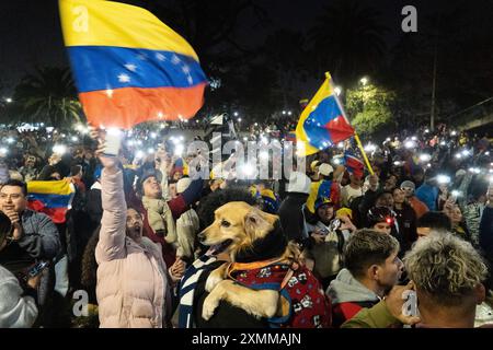 Santiago, metropolitana, Cile. 28 luglio 2024. Cittadini venezuelani contrari a Nicolas Maduro e favorevoli a Corina Machado e Edmundo Gonzalez, attendono i risultati delle elezioni presidenziali nei pressi dell'ambasciata venezuelana a Santiago, Cile. (Immagine di credito: © Matias Basualdo/ZUMA Press Wire) SOLO PER USO EDITORIALE! Non per USO commerciale! Foto Stock
