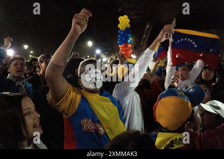 Santiago, metropolitana, Cile. 28 luglio 2024. Cittadini venezuelani contrari a Nicolas Maduro e favorevoli a Corina Machado e Edmundo Gonzalez, attendono i risultati delle elezioni presidenziali nei pressi dell'ambasciata venezuelana a Santiago, Cile. (Immagine di credito: © Matias Basualdo/ZUMA Press Wire) SOLO PER USO EDITORIALE! Non per USO commerciale! Foto Stock