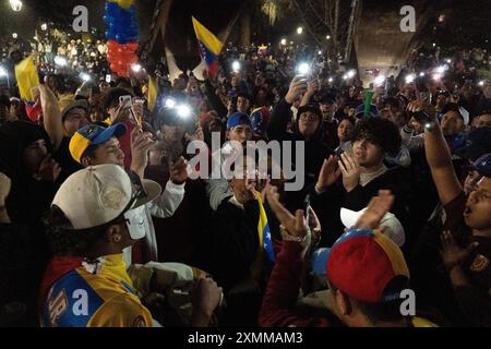 Santiago, metropolitana, Cile. 28 luglio 2024. Cittadini venezuelani contrari a Nicolas Maduro e favorevoli a Corina Machado e Edmundo Gonzalez, attendono i risultati delle elezioni presidenziali nei pressi dell'ambasciata venezuelana a Santiago, Cile. (Immagine di credito: © Matias Basualdo/ZUMA Press Wire) SOLO PER USO EDITORIALE! Non per USO commerciale! Foto Stock