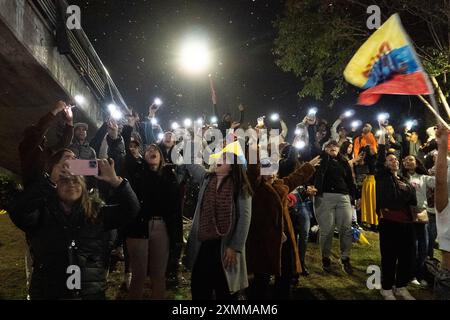 Santiago, metropolitana, Cile. 28 luglio 2024. Cittadini venezuelani contrari a Nicolas Maduro e favorevoli a Corina Machado e Edmundo Gonzalez, attendono i risultati delle elezioni presidenziali nei pressi dell'ambasciata venezuelana a Santiago, Cile. (Immagine di credito: © Matias Basualdo/ZUMA Press Wire) SOLO PER USO EDITORIALE! Non per USO commerciale! Foto Stock