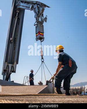 SOUDA BAY, GRECIA (12 luglio 2024) il Boatswain's Mate 2nd Class Shelby Soto, assegnato alla nave da carico anfibia classe San Antonio USS New York (LPD 21), rilancia una rampa quando la nave entra nel porto di Souda Bay, Grecia, 12 luglio 2024. New York sta conducendo operazioni nell'area delle operazioni delle forze navali USA Europa e Africa (NAVEUR-NAVAF) come parte del Wasp Amphibious Ready Group (WSP ARG)-24th Marine Expeditionary Unit (MEU) Special Operations Capable (SOC). Il WSP ARG-24th MEU (SOC) è in programma di dispiegamento nell'area operativa NAVEUR-NAVAF, a sostegno degli Stati Uniti, degli Alleati e delle parti Foto Stock