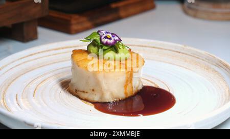 Piatto di capesante per buongustai con splendide decorazioni, ornato da verdi e. Foto Stock