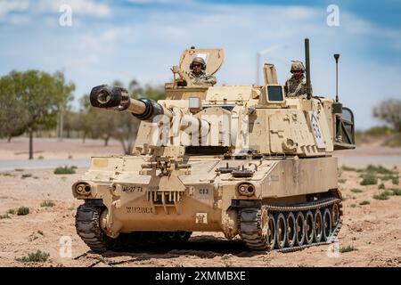 I soldati dell'esercito degli Stati Uniti assegnati al 1st Armored Brigade Combat Team, 1st Armored Division, partecipano ad un addestramento pre-schieramento dei piloti M109 Paladin a sostegno di un'esercitazione di preparazione al dispiegamento a Fort Bliss, Texas, 20 luglio 2024. L'esercizio di preparazione allo schieramento è a sostegno dell'operazione Pacific Fortitude, che supporta accordi di lunga data con la Repubblica di Corea dispiegando forze, disegnando e trasportando attrezzature per convalidare la preparazione dell'unità e l'impegno degli Stati Uniti nei confronti dell'alleanza. (Foto dell'esercito degli Stati Uniti del sergente Xavier Legarreta) Foto Stock