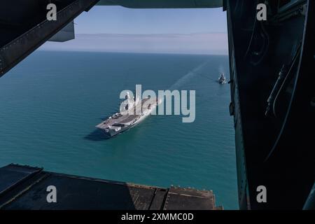 La portaerei italiana ITS Cavour naviga nel Mar di Timor, durante l'esercitazione Pitch Black 24, 25 luglio 2024. Exercise Pitch Black 24 è il più grande dei 43 anni di storia dell'esercitazione e riunisce 20 nazioni partecipanti, più di 140 aerei da tutto il mondo e più di 4000 persone. Exercise Pitch Black 24 consente alla Marine Rotational Force – Aviation Combat Element di Darwin 24.3, Marine Medium Tiltrotor Squadron 268 (rinforzato), di integrare MV-22B Ospreys e capacità di combattimento aereo in un ambiente combinato a sostegno di obiettivi multinazionali. (Foto del corpo dei Marines degli Stati Uniti Foto Stock