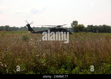 Un UH-60 Black Hawk atterra all'esercitazione di convalida del comando di assistenza della forza di sicurezza, operazione Combined Victory, a Camp Atterbury, Indiana, luglio 26, 2024. questo esercizio fa parte di un laboratorio di combattimento in cui gli SFAB convalidano le capacità e i concetti di combattimento per fornire i soldati pronti per il combattimento dell'esercito. (Foto dell'esercito degli Stati Uniti del sergente Daneille Hendrix/rilasciata) Foto Stock