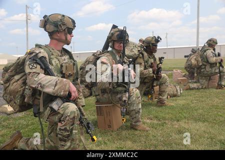 Soldati dell'esercito americano, assegnati al Maneuver Advisor Team 1221, 1st Security Force Assistance Brigade, posa per una foto all'esercitazione di convalida del Security Force Assistance Command, operazione Combined Victory, a Seymour Armory, Seymour, Indiana, 26 lug., 2024. Questo esercizio fa parte di un laboratorio di guerra in cui gli SFAB convalidano capacità, concetti e prontezza di combattimento. (Foto dell'esercito degli Stati Uniti del sergente Daneille Hendrix/rilasciata) Foto Stock