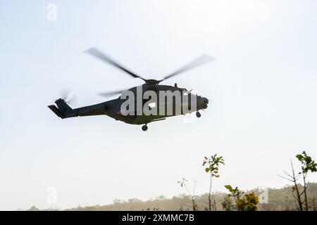 I piloti della Marina militare italiana si preparano a far atterrare un elicottero NH90 per una formazione bilaterale come parte di una sortita di addestramento durante l'esercitazione Pitch Black 24 presso Mount Bundey Training area, NT, Australia, 22 luglio 2024. Exercise Pitch Black 24 è il più grande dei 43 anni di storia dell'esercitazione e riunisce 20 nazioni partecipanti, più di 140 aerei da tutto il mondo e più di 4.000 persone. Exercise Pitch Black 24 consente alla Marine Rotational Force – Aviation Combat Element di Darwin 24.3, Marine Medium Tiltrotor Squadron 268 (rinforzato), di integrare MV-22B Ospreys e capacità di combattimento aereo int Foto Stock