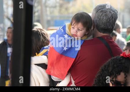 Santiago, Cile. 28 luglio 2024. Un bambino con una bandiera venezuelana fuori dall'ambasciata venezuelana a Santiago del Cile in mezzo al voto dall'estero per le elezioni presidenziali del paese a Santiago, Cile, il 28 luglio 2024. (Foto di Jesus Martinez/Sipa USA) credito: SIPA USA/Alamy Live News Foto Stock