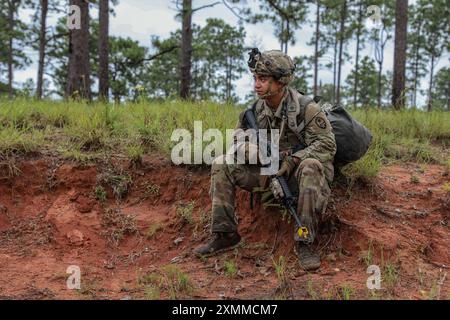 Un soldato della Guam Army National Guard conduce una pattuglia tattica a piedi durante la rotazione 24-09 del Joint Readiness Training Center (JRTC) il 26 luglio 2024. L'obiettivo di JRTC è creare ambienti realistici che aiutino a preparare le unità per operazioni complesse. Gli esercizi di addestramento includono evacuazioni mediche di soldati feriti, addestramento con armi a fuoco vivo e operazioni di supporto che aiutano ad affinare le abilità e a mantenere la preparazione dell'unità. Foto Stock