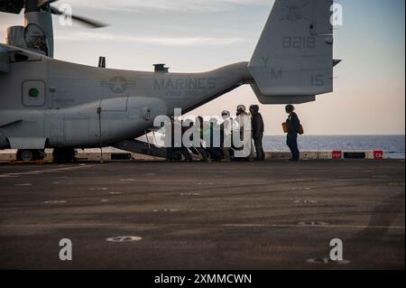 MAR MEDITERRANEO (3 luglio 2024) i marinai statunitensi assegnati alla nave da carico anfibia classe San Antonio USS New York (LPD 21) e i Marines con la 24th Marine Expeditionary Unit (MEU), Special Operations Capable (SOC), caricano il carico su un MV-22 Osprey sul ponte di volo di New York, 3 luglio 2024. New York sta conducendo operazioni nell'area delle operazioni delle forze navali americane in Europa come parte del Wasp Amphibious Ready Group (WSP ARG)-24th MEU (SOC). Il WSP ARG-24th MEU (SOC) sostiene gli interessi degli Stati Uniti, degli Alleati e dei partner nella regione, anche nel Mar Mediterraneo orientale, per continuare Foto Stock