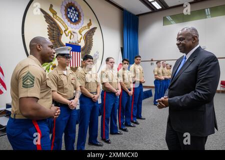 Il Segretario alla difesa Lloyd J. Austin III incontra i Marines degli Stati Uniti presso l'Ambasciata degli Stati Uniti a Tokyo, Giappone, 28 luglio 2024. (Foto del DoD del sottufficiale della Marina degli Stati Uniti Alexander Kubitza di prima classe) Foto Stock