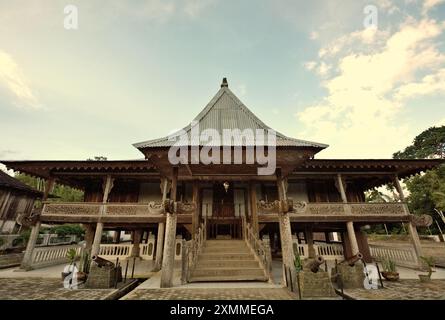 Una casa tradizionale che serve anche come museo culturale a Liwa, Lampung Barat (West Lampung), Lampung, Indonesia. Attraverso una riunione dell’Assemblea generale tenutasi nel dicembre 2023, le Nazioni Unite (ONU) hanno espresso preoccupazione per l’appropriazione indebita e l’uso improprio del patrimonio culturale dei popoli indigeni. L'ONU ribadisce che i popoli indigeni hanno il diritto di mantenere, controllare, proteggere e sviluppare il loro patrimonio culturale, la conoscenza tradizionale e le espressioni culturali tradizionali. Foto Stock