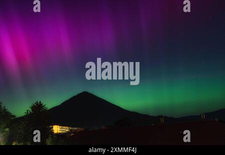 Aurora boreale, aurora boreale con stelle nel cielo notturno. Foto Stock