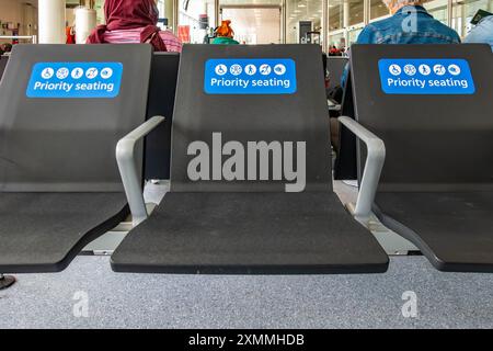 Posti a sedere riservati al gate del Terminal 3, Aeroporto di Heathrow, Londra, Regno Unito Foto Stock