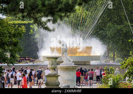 FRANCIA. PARIGI (75) (1° DISTRETTO) DURANTE LE OLIMPIADI DI PARIGI DEL 2024, LA FIAMMA OLIMPICA È INSTALLATA NEI GIARDINI DELLE TUILERIES, NEL CUORE DI PARIGI. Foto Stock