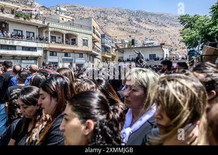 Majdal Shams, Israele. 28 luglio 2024. I lutti riempiono una piazza della città durante il funerale. I drusi israeliani si sono riuniti per il funerale dei 12 bambini e adolescenti uccisi in un razzo Hezbollah il giorno prima in un campo di calcio nel villaggio di Majdal Shams nelle alture del Golan. I drusi israeliani si sono riuniti per il funerale di 12 bambini e adolescenti uccisi in un razzo Hezbollah in un campo di calcio nel villaggio di Majdal Shams nelle alture del Golan. Credito: SOPA Images Limited/Alamy Live News Foto Stock