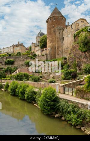 Fiume Armancon, Semur-en-Auxois, Bourgogne, Francia Foto Stock