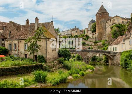 Fiume Armancon, Semur-en-Auxois, Bourgogne, Francia Foto Stock