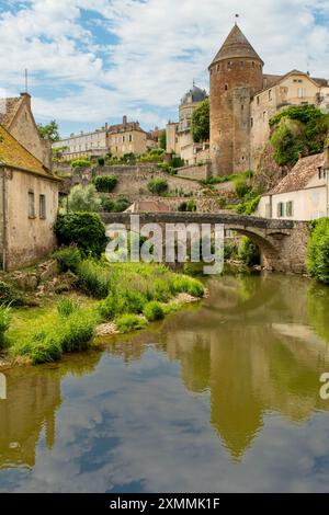 Fiume Armancon, Semur-en-Auxois, Bourgogne, Francia Foto Stock