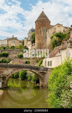 Fiume Armancon, Semur-en-Auxois, Bourgogne, Francia Foto Stock