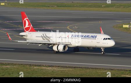 ISTANBUL, TURKIYE - 05 NOVEMBRE 2022: L'Airbus della Turkish Airlines A321-231 (7516) atterra all'aeroporto internazionale di Istanbul Foto Stock