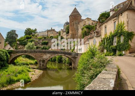 Fiume Armancon, Semur-en-Auxois, Bourgogne, Francia Foto Stock