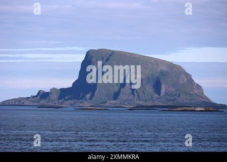 Vista della piccola isola rocciosa di Lovund, Norvegia Foto Stock