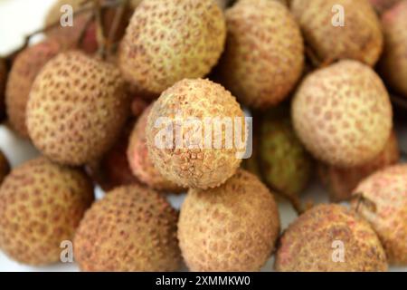 Frutti Lychee o Litchi (Litchi chinensis) ricoperti di buccia dura e ruvida : (Pix Sanjiv Shukla) Foto Stock