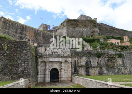 Porta dei leoni delle fortezze veneziane di Corfù, Grecia Foto Stock