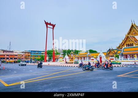 BANGKOK, THAILANDIA - 14 MAGGIO 2019: La struttura buddista Giant Swing tra la trafficata Dinso Road e il Tempio Wat Suthat dietro di essa, il 14 maggio a Bangkok Foto Stock