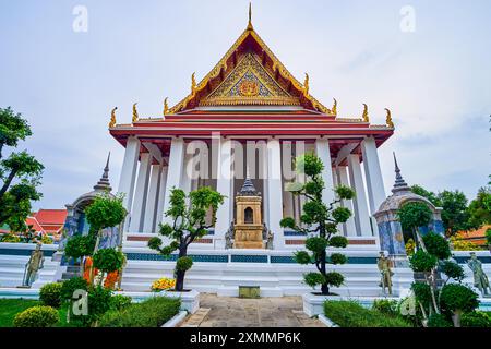 La facciata di Ubosot del Tempio di Wat Suthat, Bangkok, Thailandia Foto Stock