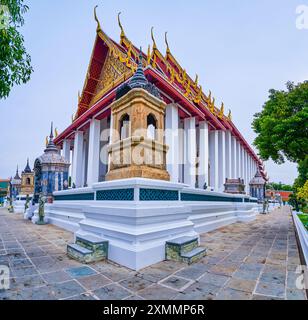 Vista su Ubosot del Tempio di Wat Suthat, Bangkok, Thailandia Foto Stock
