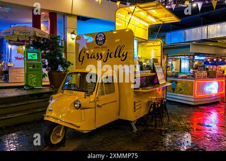 BANGKOK, TAILANDIA - 14 MAGGIO 2019: Taxi con caffè giallo nel molo di Tha Maharaj e nell'area dello shopping, il 14 maggio a Bangkok, Tailandia Foto Stock