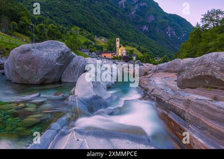 Alba in una mattinata d'estate a Lavertezzo, un comune della valle montana svizzera Valle Verzasca (una valle montuosa delle Alpi ticinesi) e belon Foto Stock