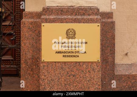 MOSCA, RUSSIA, - 01 giugno 224: Targa metallica sull'edificio dell'Ambasciata d'Italia. Il cartello ha un'iscrizione nella Residenza dell'Ambasciata Italiana Russa. Foto Stock