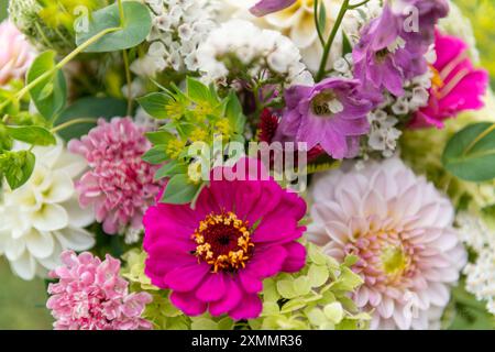 Vista dall'alto del bouquet estivo. Splendida disposizione multicolore di fiori freschi. Bouquet per matrimoni di compleanno. Foto Stock