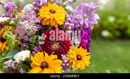 Bouquet estivo. Splendida disposizione multicolore di fiori freschi. Bouquet di compleanno realizzato con fiori estivi fotografati all'aperto. Foto Stock